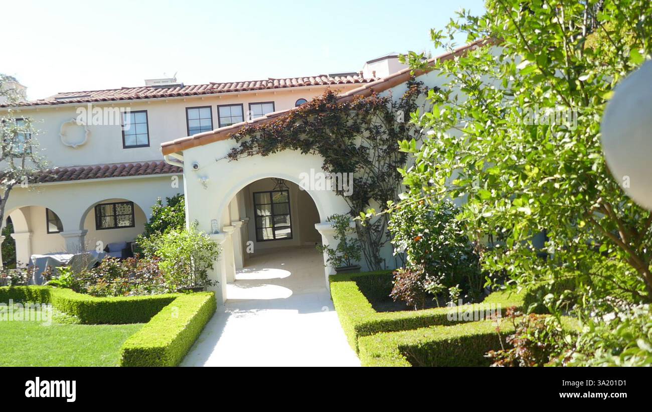 Beverly Hills, Kalifornien, USA 9. März 2025 Schauspieler Paul Hogan, Schauspielerin Linda Kozlowski und Modedesigner Stan Herman, ehemaliges Haus in der 1109 Tower Road am 9. März 2025 in Beverly Hills, Kalifornien, USA. Foto: Barry King/Alamy Stock Photo Stockfoto