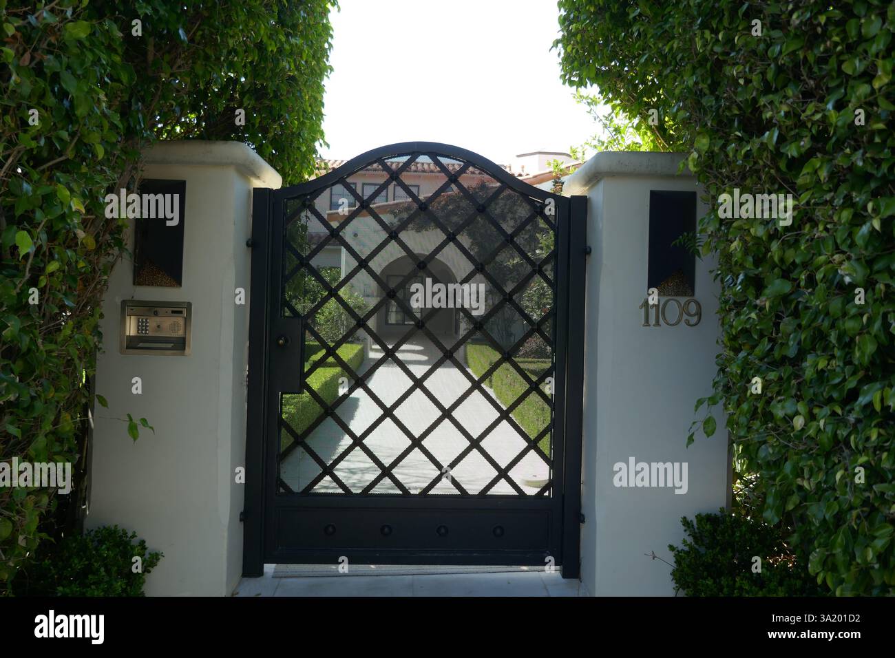 Beverly Hills, Kalifornien, USA 9. März 2025 Schauspieler Paul Hogan, Schauspielerin Linda Kozlowski und Modedesigner Stan Herman, ehemaliges Haus in der 1109 Tower Road am 9. März 2025 in Beverly Hills, Kalifornien, USA. Foto: Barry King/Alamy Stock Photo Stockfoto
