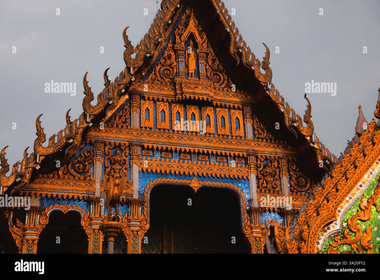 Die komplizierte und kunstvolle Architektur der Tempel zeigt lebendige und lebendige Farben Stockfoto