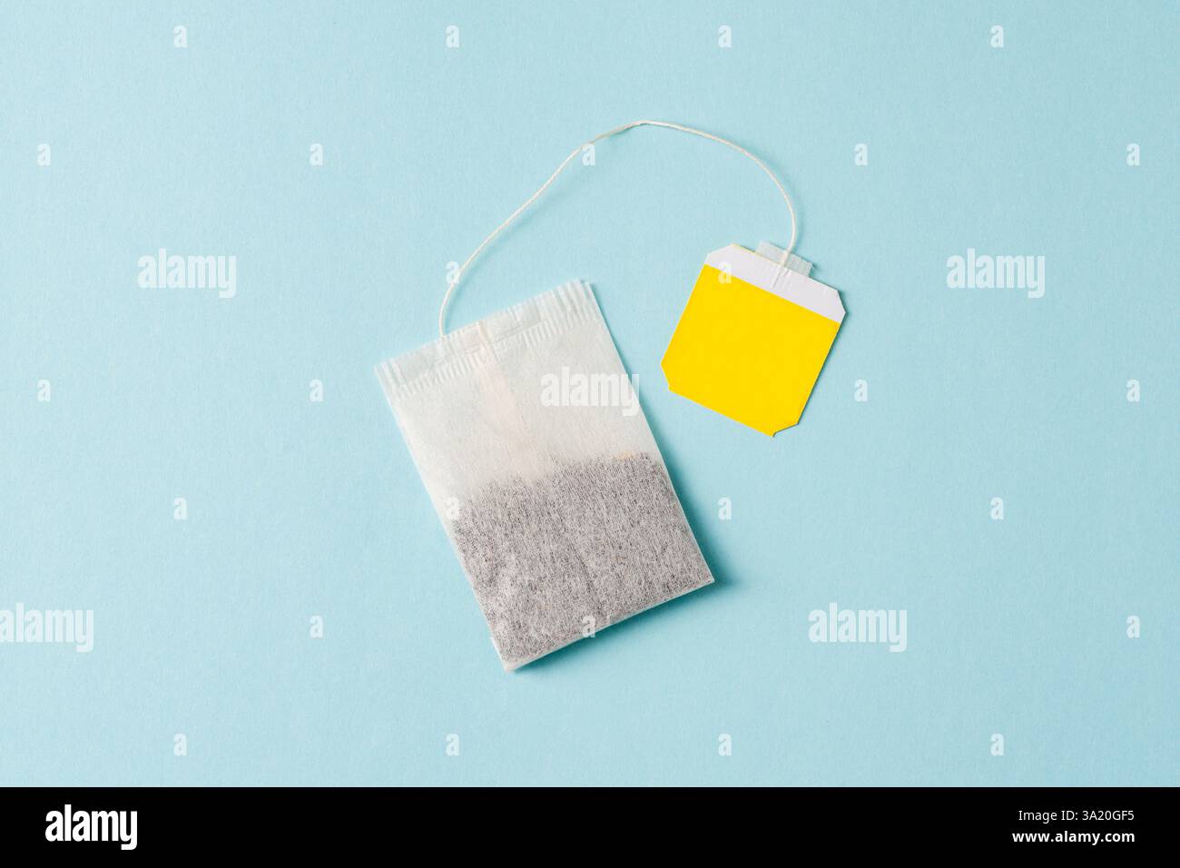 Draufsicht des Teebeutels auf blauem Hintergrund Stockfoto