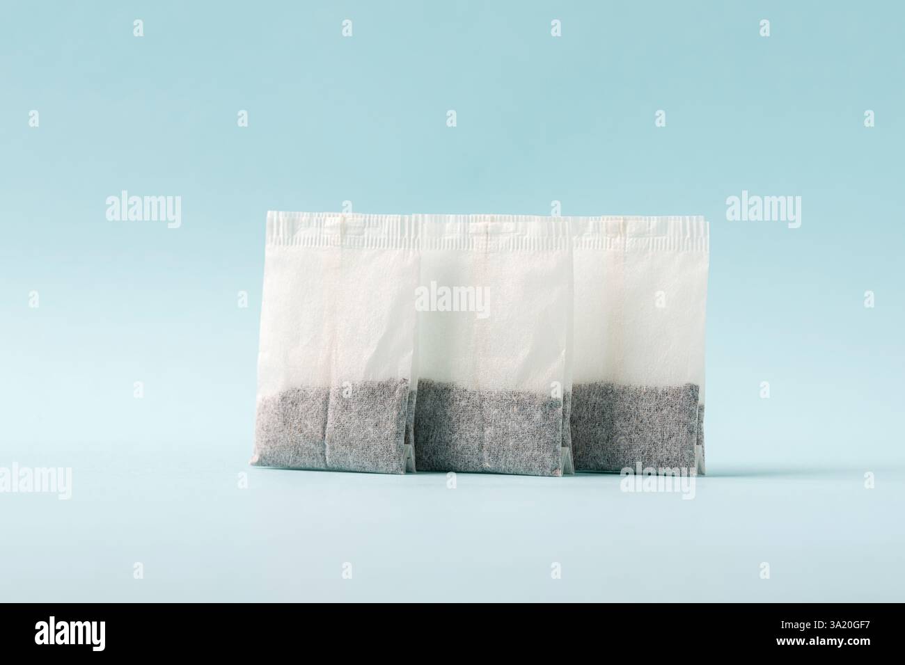 Draufsicht des Teebeutels auf blauem Hintergrund Stockfoto