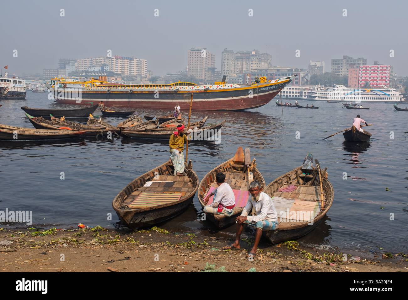 Wassertaxis warten auf Kunden am Flussufer von Buriganga, Dhaka, Bangladesch Stockfoto