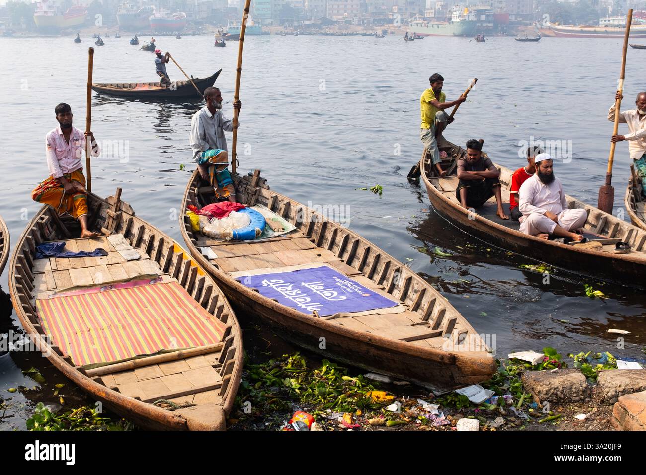 Wassertaxis warten auf Kunden am Flussufer von Buriganga, Dhaka, Bangladesch Stockfoto