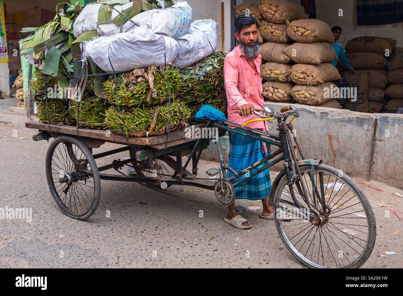 Mann mit Betelblättern (Paan) Dhaka, Bangladesch Stockfoto