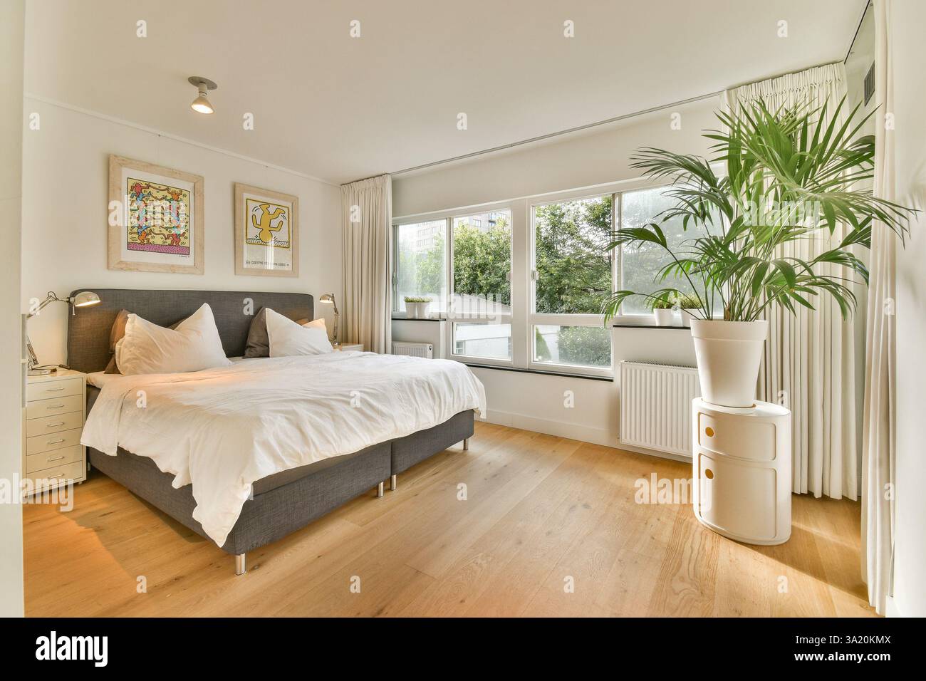 Ein gemütliches, modernes Schlafzimmer mit einem komfortablen Bett ...