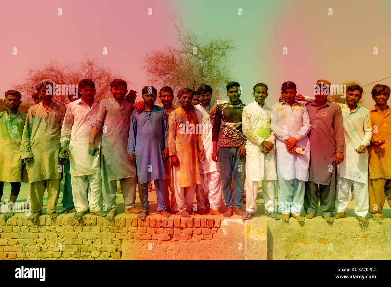 Holi ist ein beliebtes und bedeutendes Hindufest, das als Festival der Farben, Liebe und Frühling gefeiert wird. Stockfoto