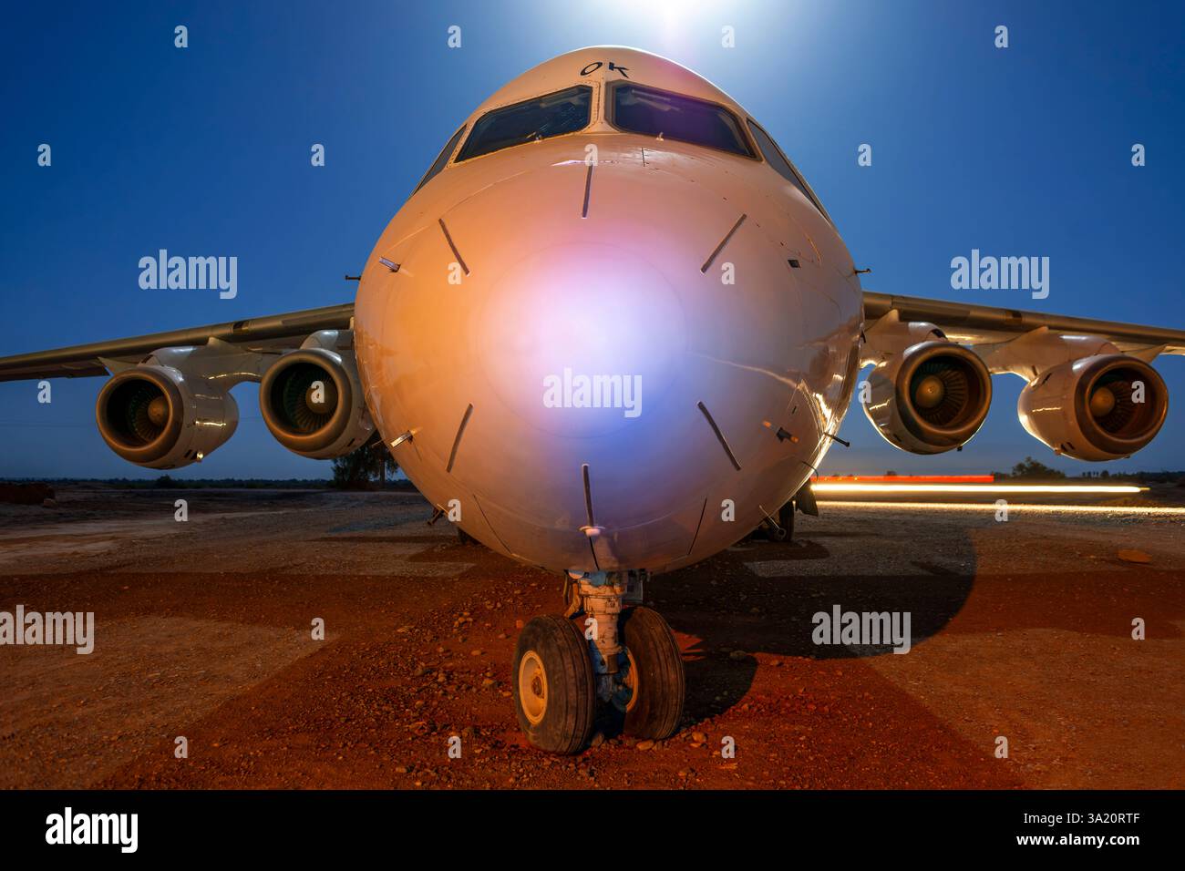 Mahan Air BAE 146-300 Flugzeuge, die in der Wüste Dasht-e lut oder der Wüste Kaluts, Kerman, Iran, verlassen wurden, ist die 27. Größte Wüste der Welt und wurde mit Inschriften versehen Stockfoto