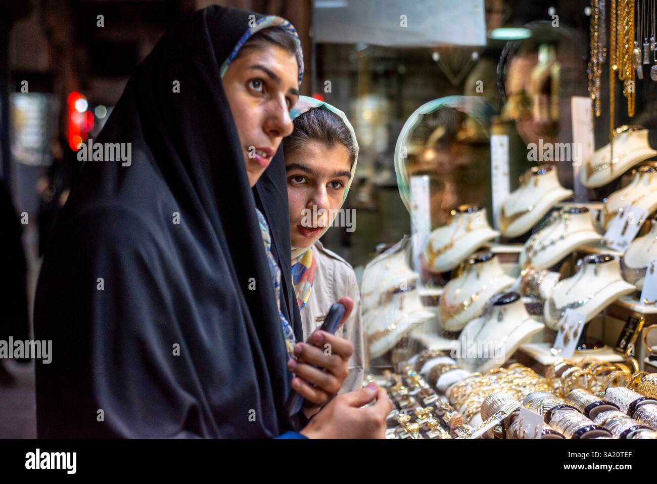 Örtliche Einkaufsmöglichkeiten für Frauen im Basar von Kashan, Khan Amin al-Dowleh Timche Dome, Alter Kaschan Basar, Provinz Isfahan, Iran. Es wird angenommen, dass es das gewesen ist Stockfoto