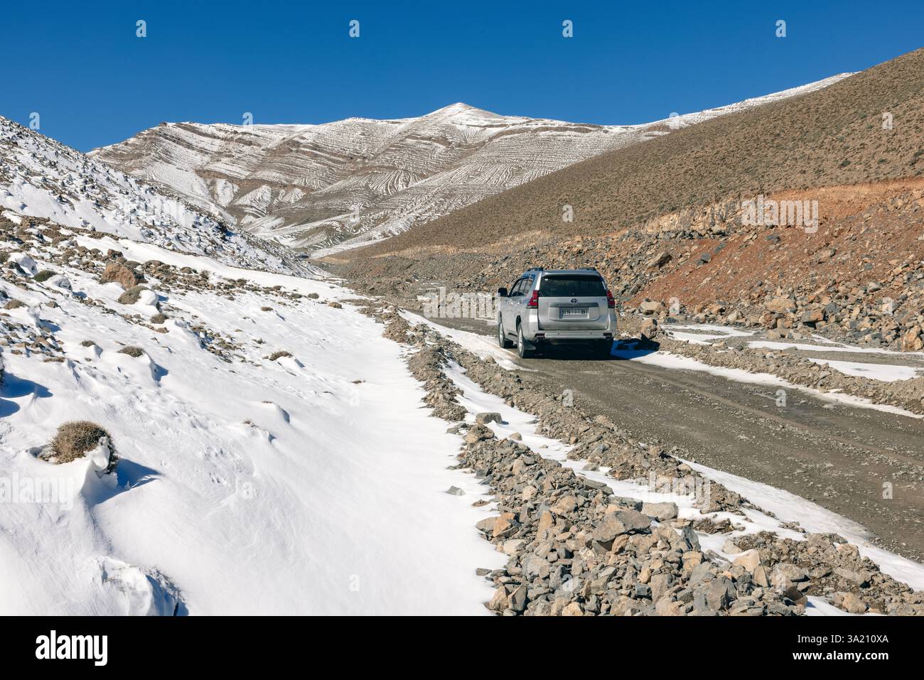 Das Atlasgebirge in Marokko wird von der neuen Passstraße durchzogen, die Tamtetoucht mit Msemrir verbindet. Stockfoto