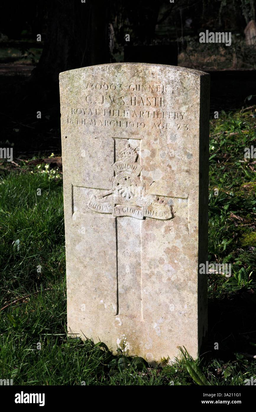 Schütze der Royal Field Artillery. Starb am 18. Mai 1919. Alter 23. Abzeichen oder Wappen auf einem großen Kreuz. Stockfoto