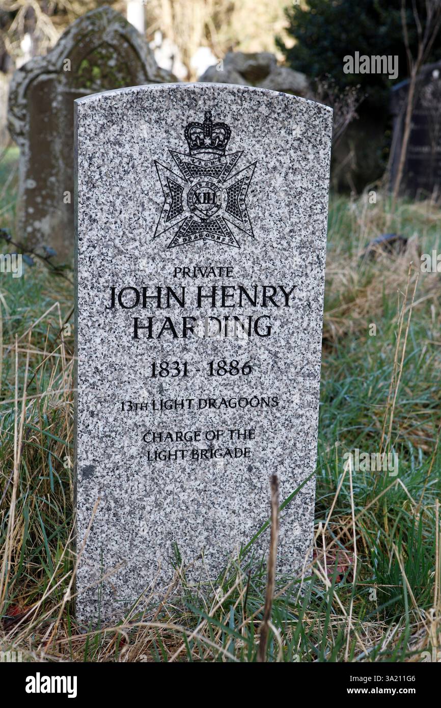 Kriegsdenkmal. Grabstein aus Granit für John Henry Harding 1831-1886, der Mitglied der 13. Light Dragoons war und den Angriff des leichten bri überlebte Stockfoto