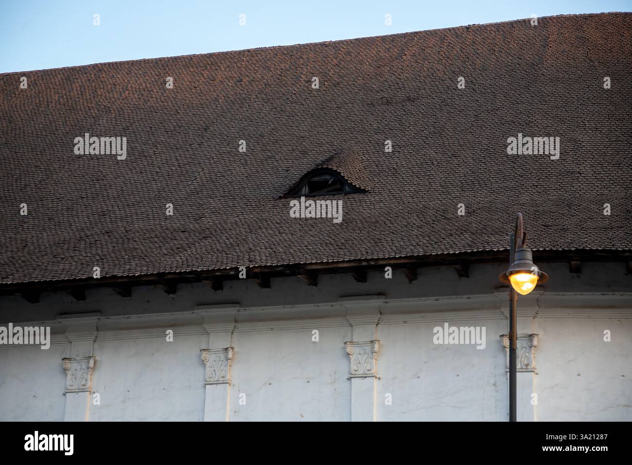 Ein markantes Element einer Dachkonstruktion ist in Bukarest, Rumänien, zu sehen, das einzigartige architektonische Merkmale und urbanes Erbe in diesem Vibr hervorhebt Stockfoto