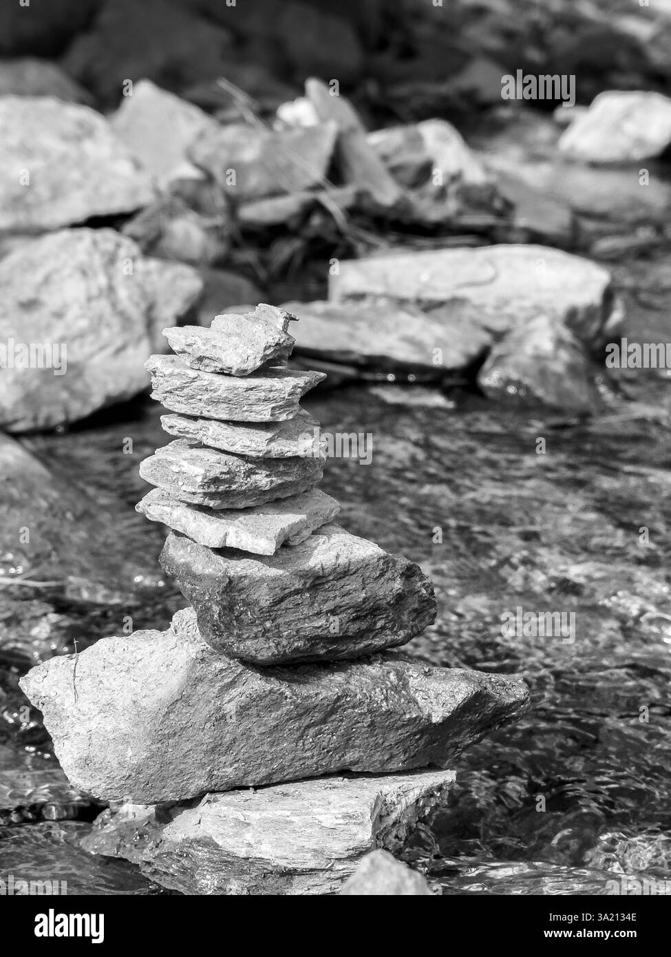 Balance-Steine spirituelle Entspannung vertikale Schwarzweiß-Fotografie Stockfoto