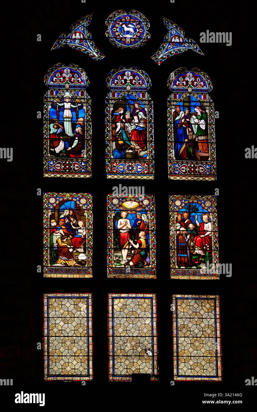 Altes Buntglasfenster im Hub, Royal Mile, Edinburgh, Schottland, Großbritannien Stockfoto