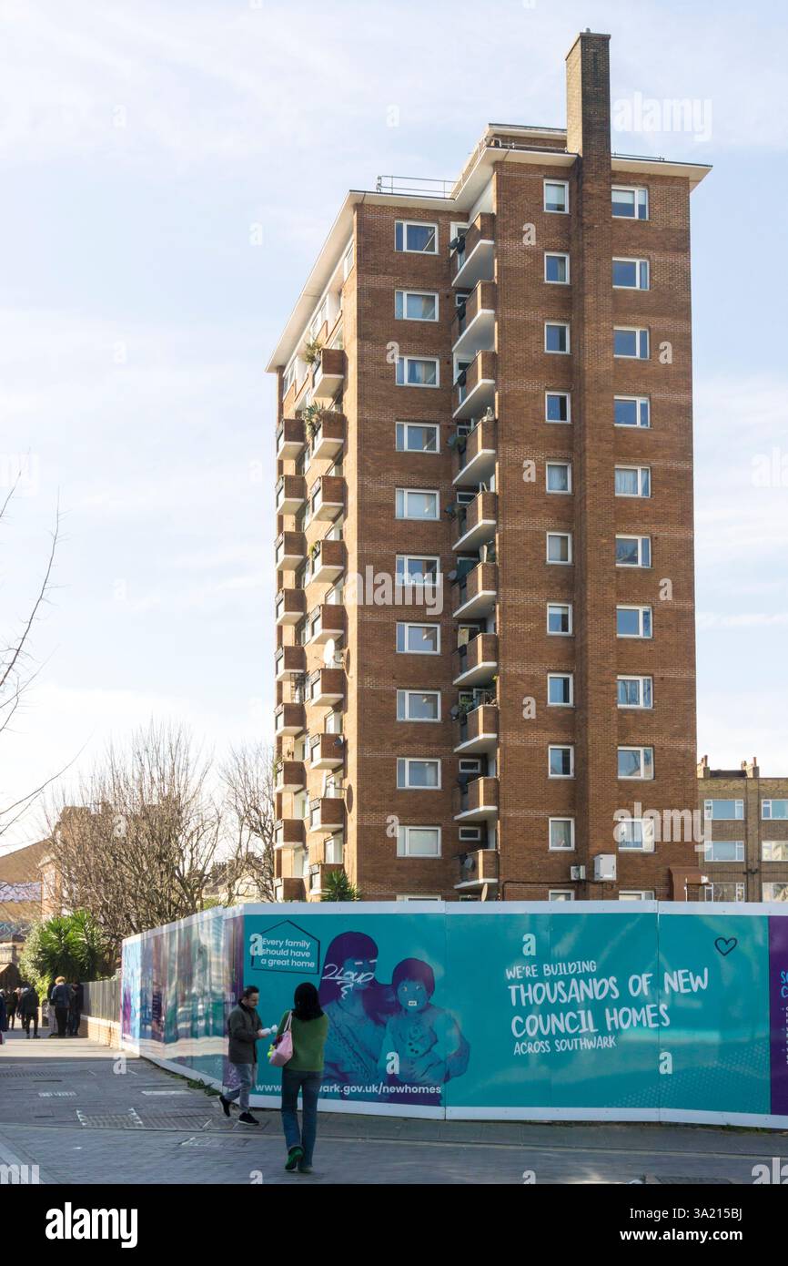 Auf einem Schild des Southwark Council vor dem 1960er Jahre Styles House in the Cut steht „We're Building Tausende von New Council Homes“. Stockfoto