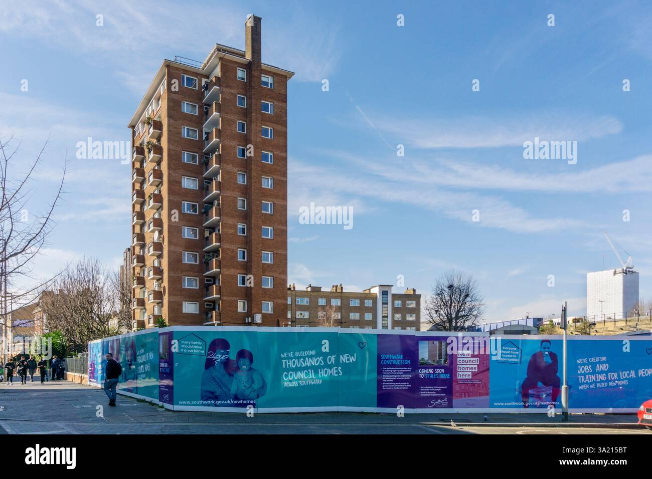 Auf einem Schild des Southwark Council vor dem 1960er Jahre Styles House in the Cut steht „We're Building Tausende von New Council Homes“. Stockfoto