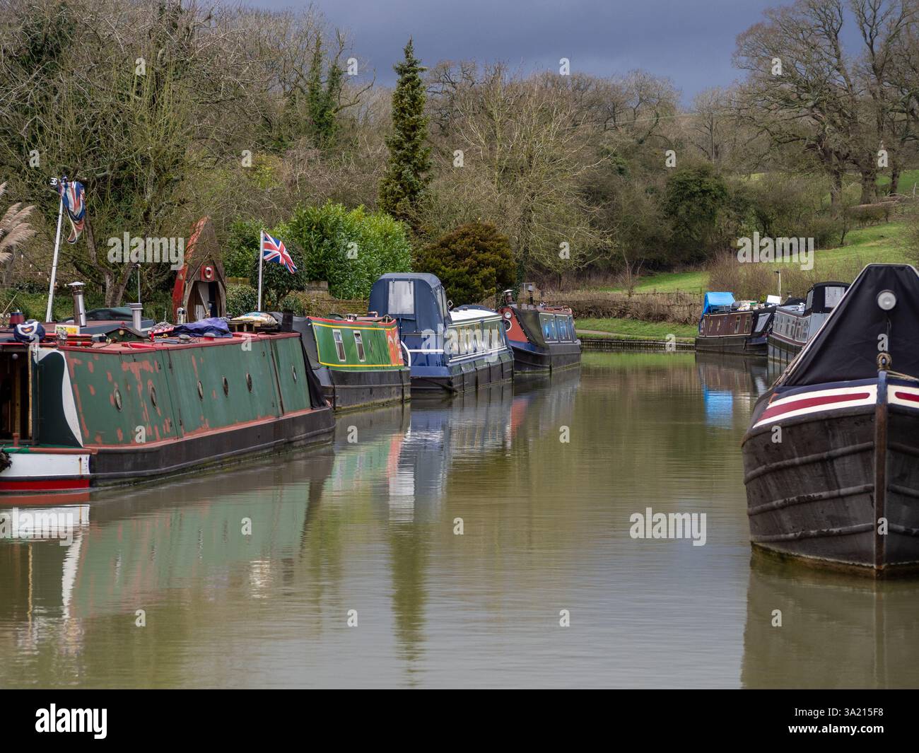 Schmalboote legen im Winter auf dem Grand Union Kanal an, Stoke Bruerne, Northamptonshire, Großbritannien Stockfoto