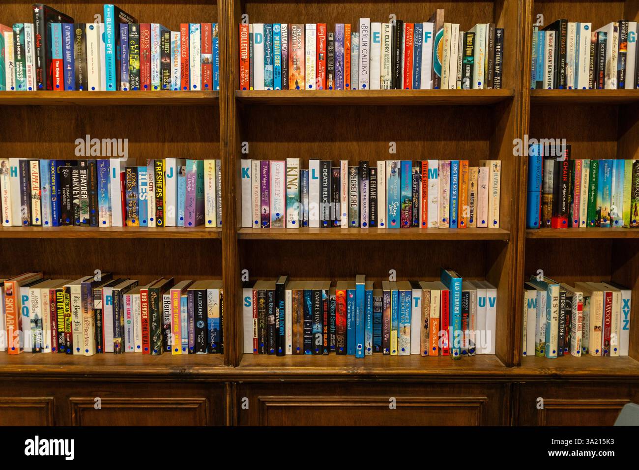 Gebrauchte Bücher zum Verkauf, um Geld für wohltätige Zwecke zu sammeln, Delapre Abbey, Northampton, Großbritannien Stockfoto