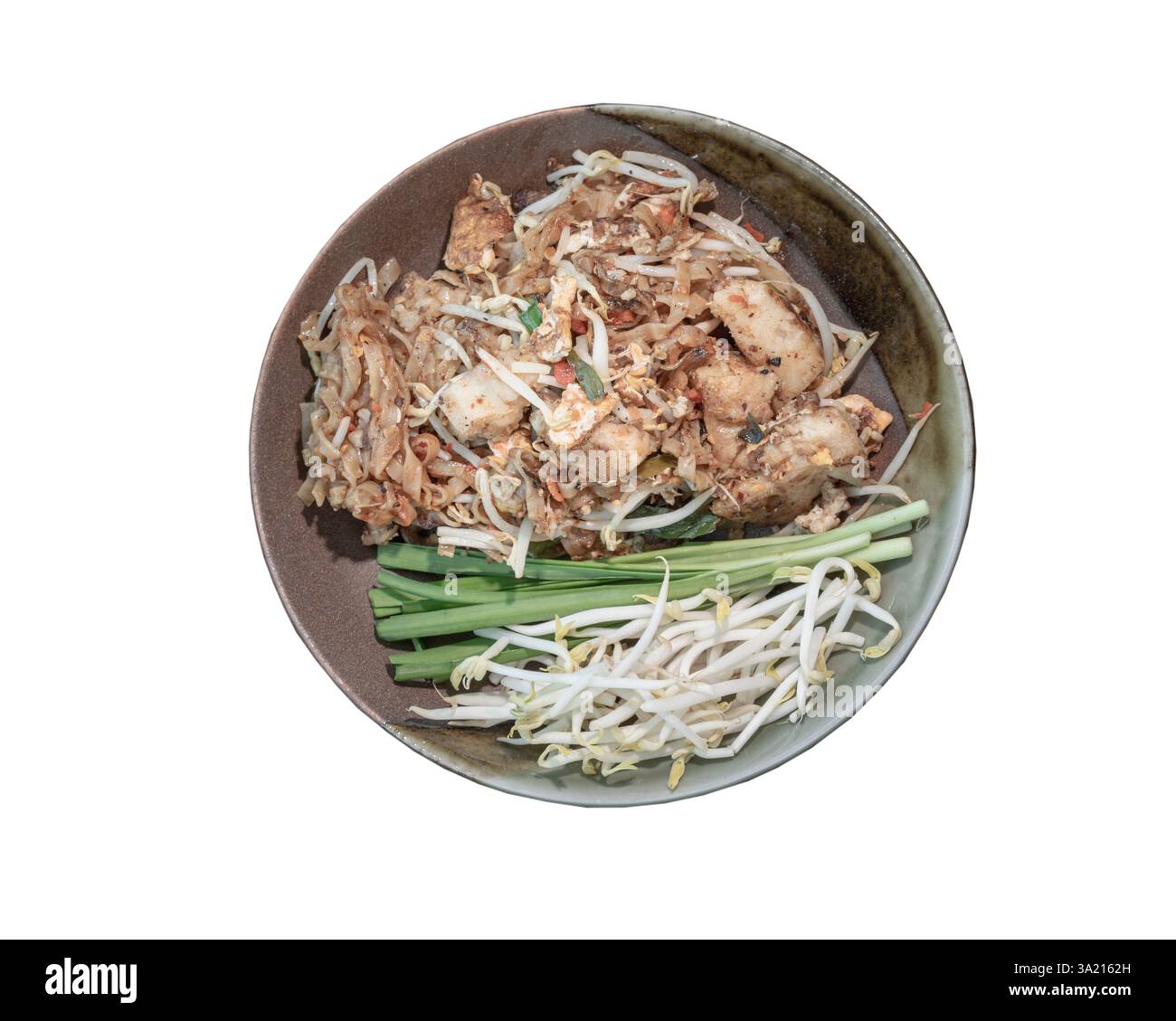 Traditionelle gebratene thai-Nudeln (Pad thai) mischen gerührten gebratenen Rüben-Kuchen oder gebratenen Rettich-Kuchen (Chai tow kway) serviert mit Sojasprossen und Schnittlauch in cera Stockfoto