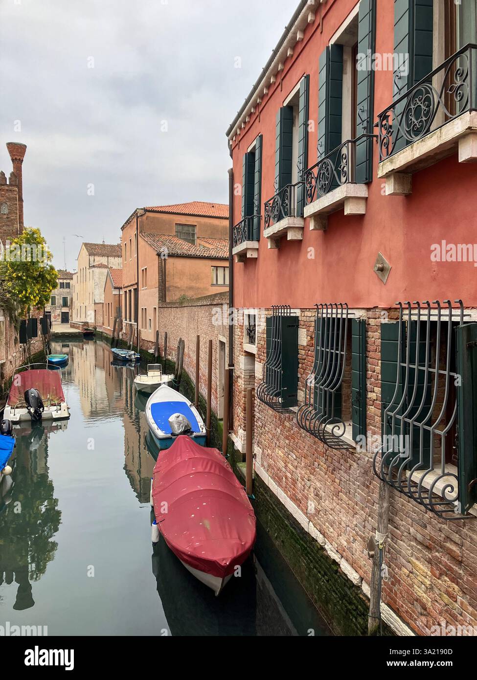 Venedig, Italien, eine der Straßen im Dorsoduro-Viertel Stockfoto