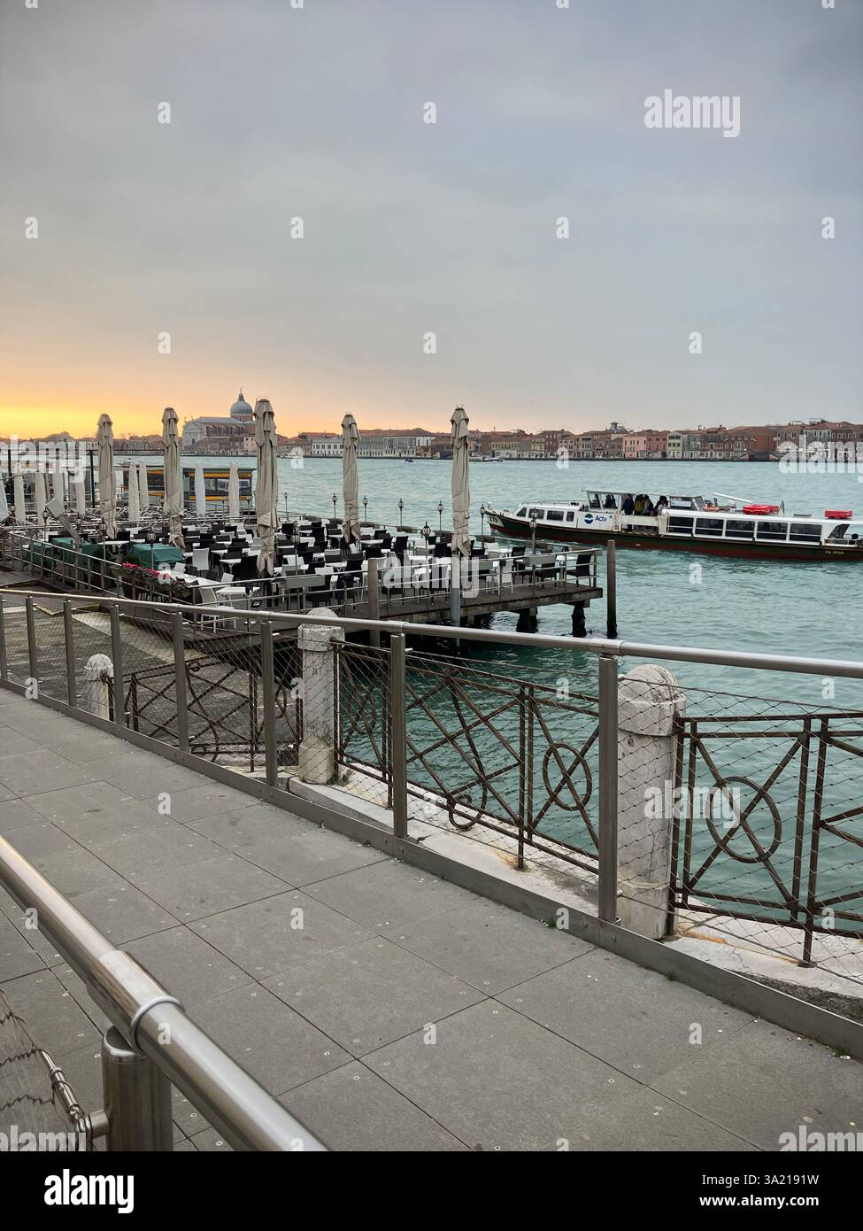 Venedig, Italien, eine der Straßen im Dorsoduro-Viertel Stockfoto
