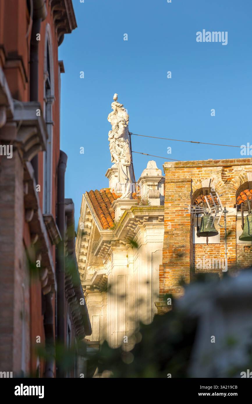 Statuen aus nächster Nähe auf dem Dach der Kirche in Venedig, Italien Stockfoto