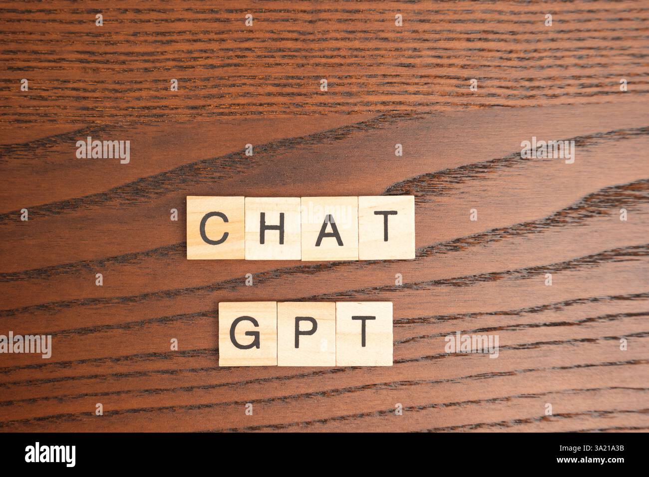 Holzblöcke mit dem Wort Chat GPT. Generative künstliche Intelligenz KI-Chatbot. Neues Technologiekonzept Stockfoto