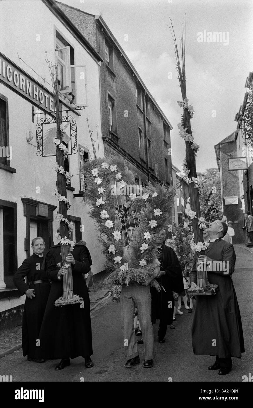 Ambleside Rushbearing Ceremony 1970s UK. Klerus und Gemeindemitglieder treiben die Stadt Cumbrian. Cumbria, England. Juli 1973 HOMER SYKES Stockfoto