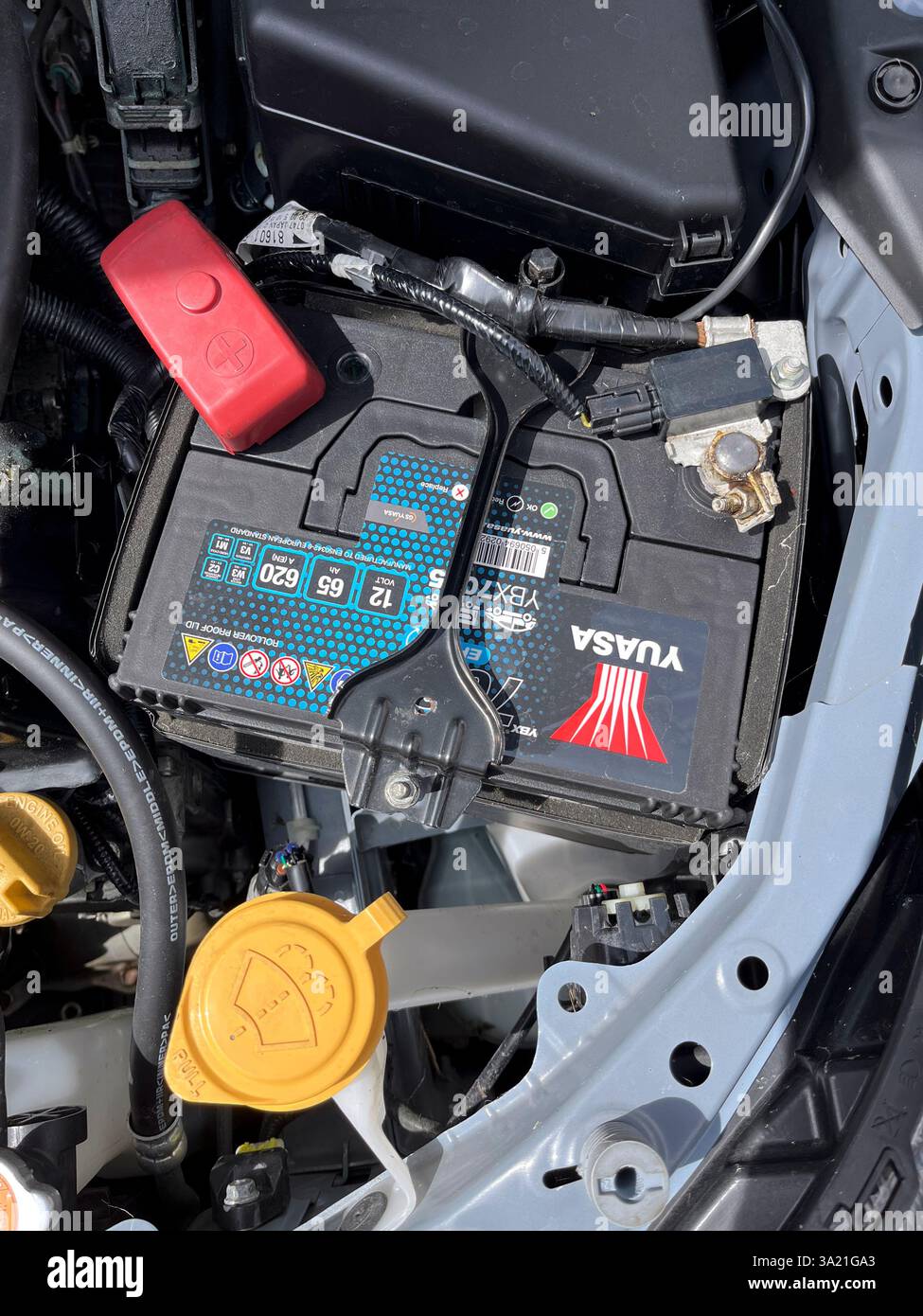 Fahrzeugbatterie unter der Motorhaube, UK - Smartphone-aufgenommenes Stockfoto