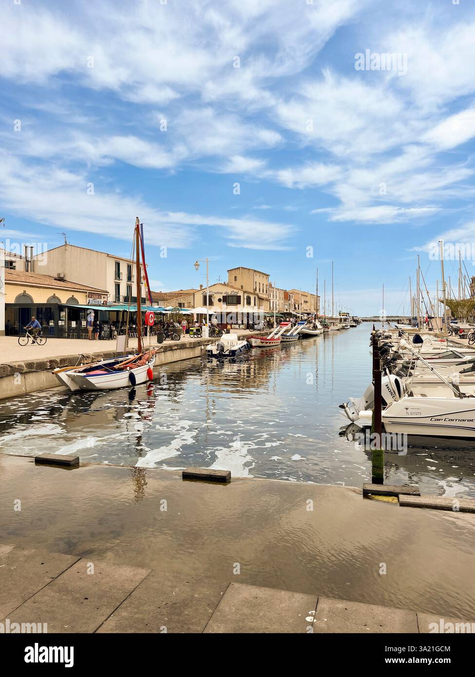 Blick auf Port de Plaisance de Marseillan, Herault, Occitanie, Frankreich, Europa - Smartphone-aufgenommenes Stockfoto