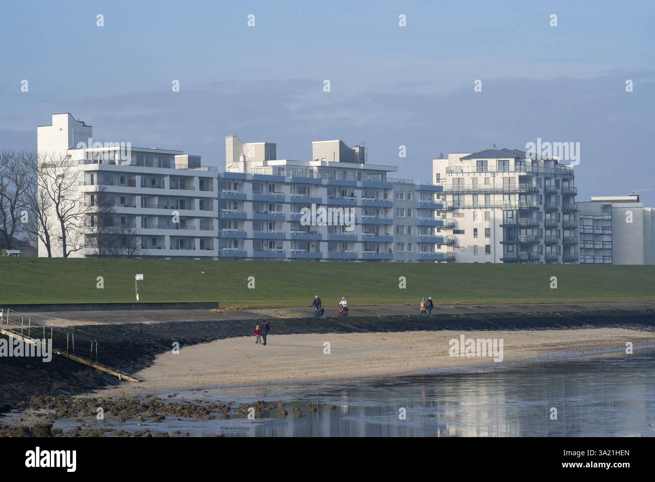 Mehrfamilienhaus am Deich, Grimmershoernbucht, Elbe, Cuxhaven, Niedersachsen, Deutschland, Europa Stockfoto