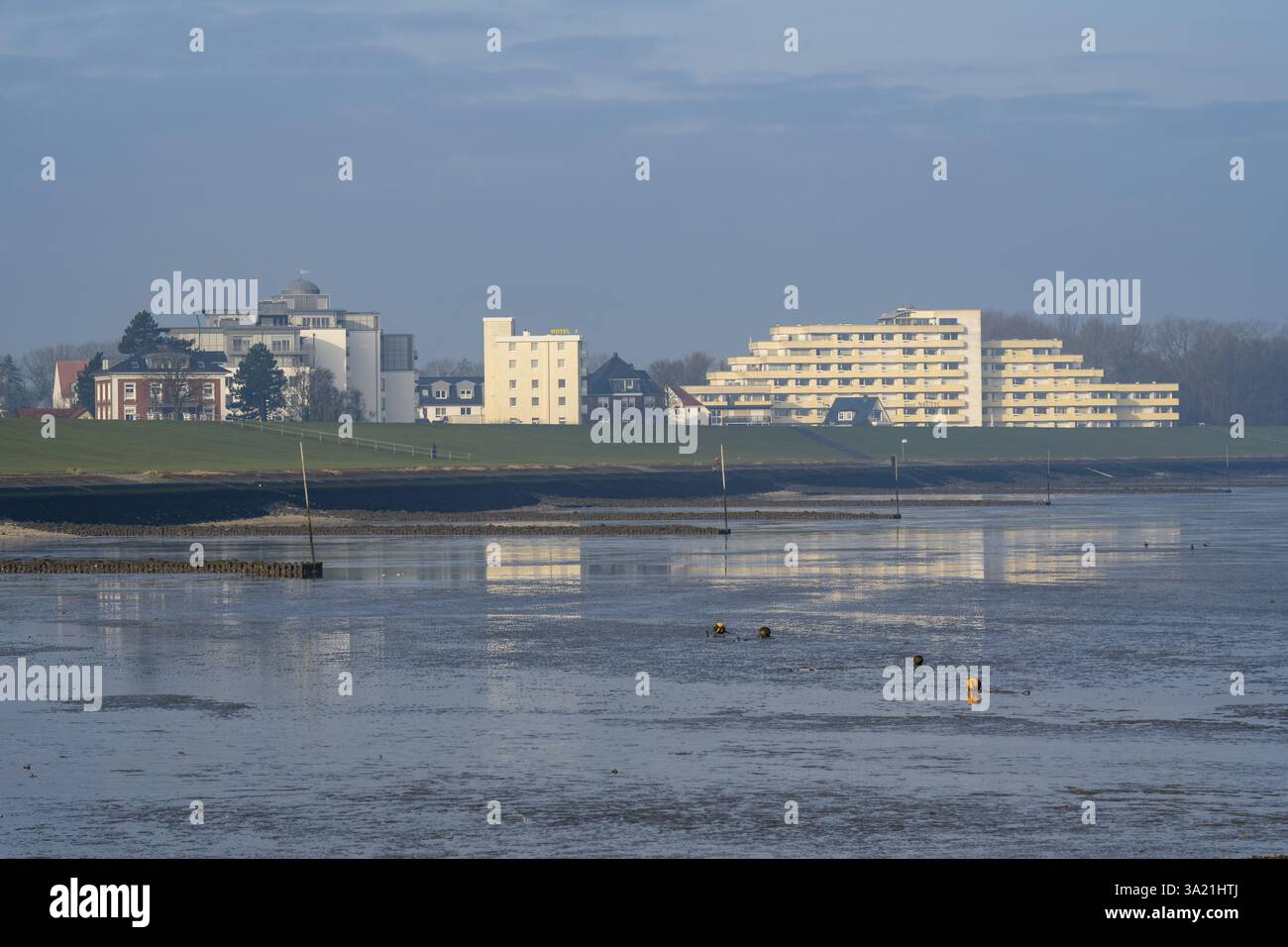 Apartmenthaus und Hotel hinter dem Deich, Grimmershoern Bucht, Elbe, Cuxhaven, Niedersachsen, Deutschland, Europa Stockfoto
