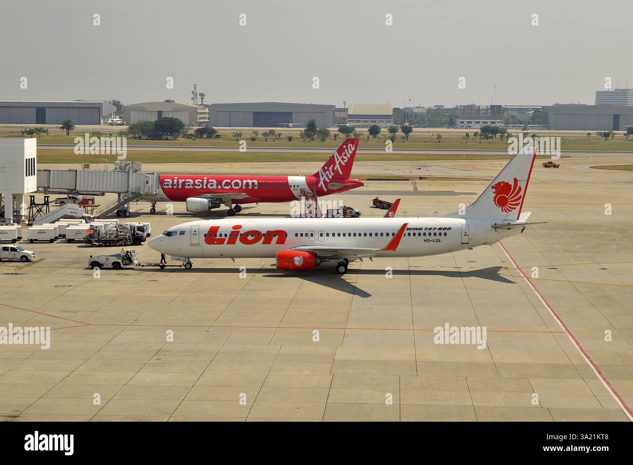 Schieben Sie Boeing 737-800 von LION Air aus Thailand zurück, Registrierung HS-LGL am alten Bangkok Don Mueang Airport, Bangkok, Thailand, Asien Stockfoto