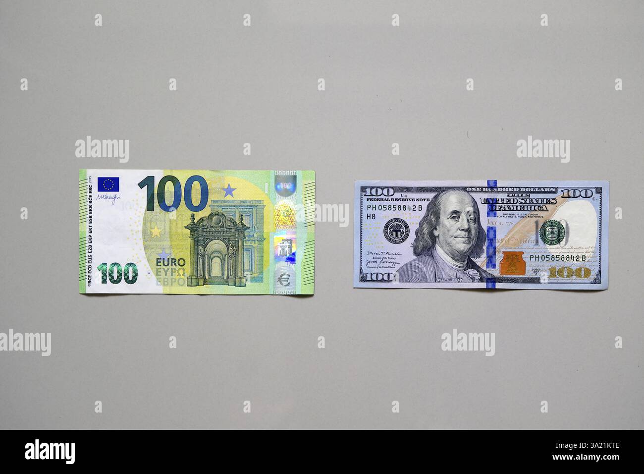 100-Euro-Banknote neben 100-Dollar-Banknote Stockfoto