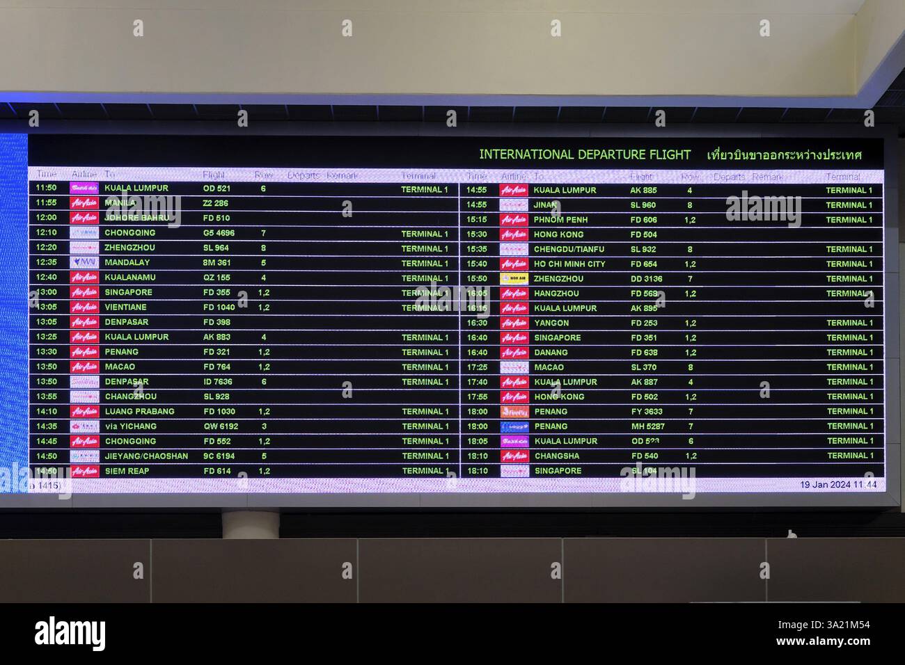 Ausstellungstafel für internationale Abflüge auf Englisch am alten Bangkok Don Mueang Airport, Bangkok, Thailand, Asien Stockfoto
