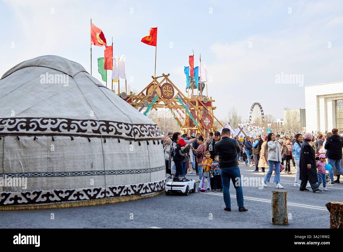 Nooruz-Feier, Menschenmenge in der Nähe der traditionellen Nomadenjurte auf dem Ala-Too Stadtplatz. Feiertage feiern. Bischkek, Kirgisistan - 21. März 2023 Stockfoto