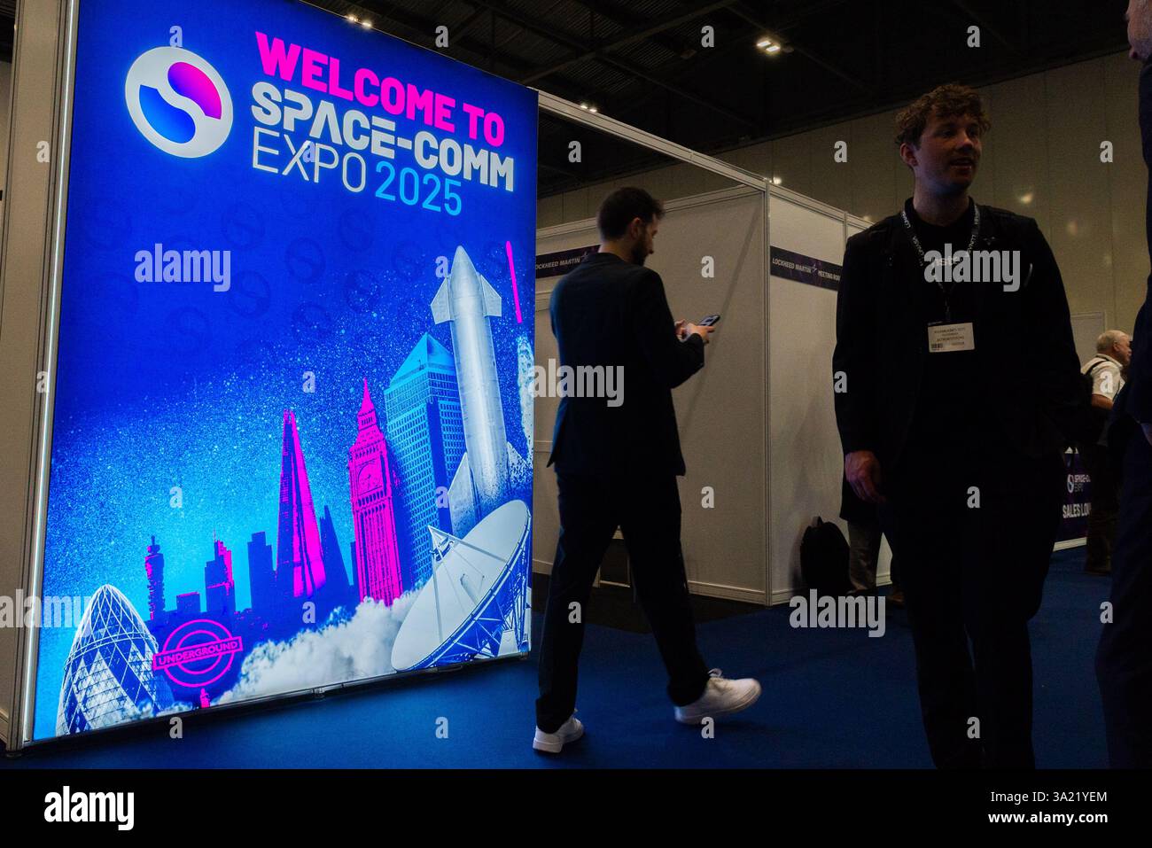 Excel London, Newham, London, Großbritannien. März 2025. Mehr als 200 Aussteller stellen auf der Veranstaltung ihre Produkte aus dem Bereich der Raumfahrt vor. Mehr als 150 Referenten aus aller Welt diskutieren auf einer Bühne über die Zukunft der Branche. Das Vereinigte Königreich will bis 2030 10 % des globalen Raumfahrtmarktes erobern und setzt sich ein jährliches Umsatzziel von 40 Mrd. GBP fest Stockfoto