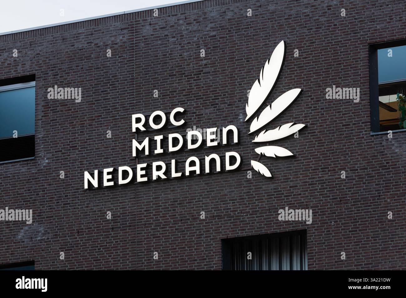 ROC mischte Nederland-Logoschild an der Wand einer Schule in Utrecht. Stockfoto