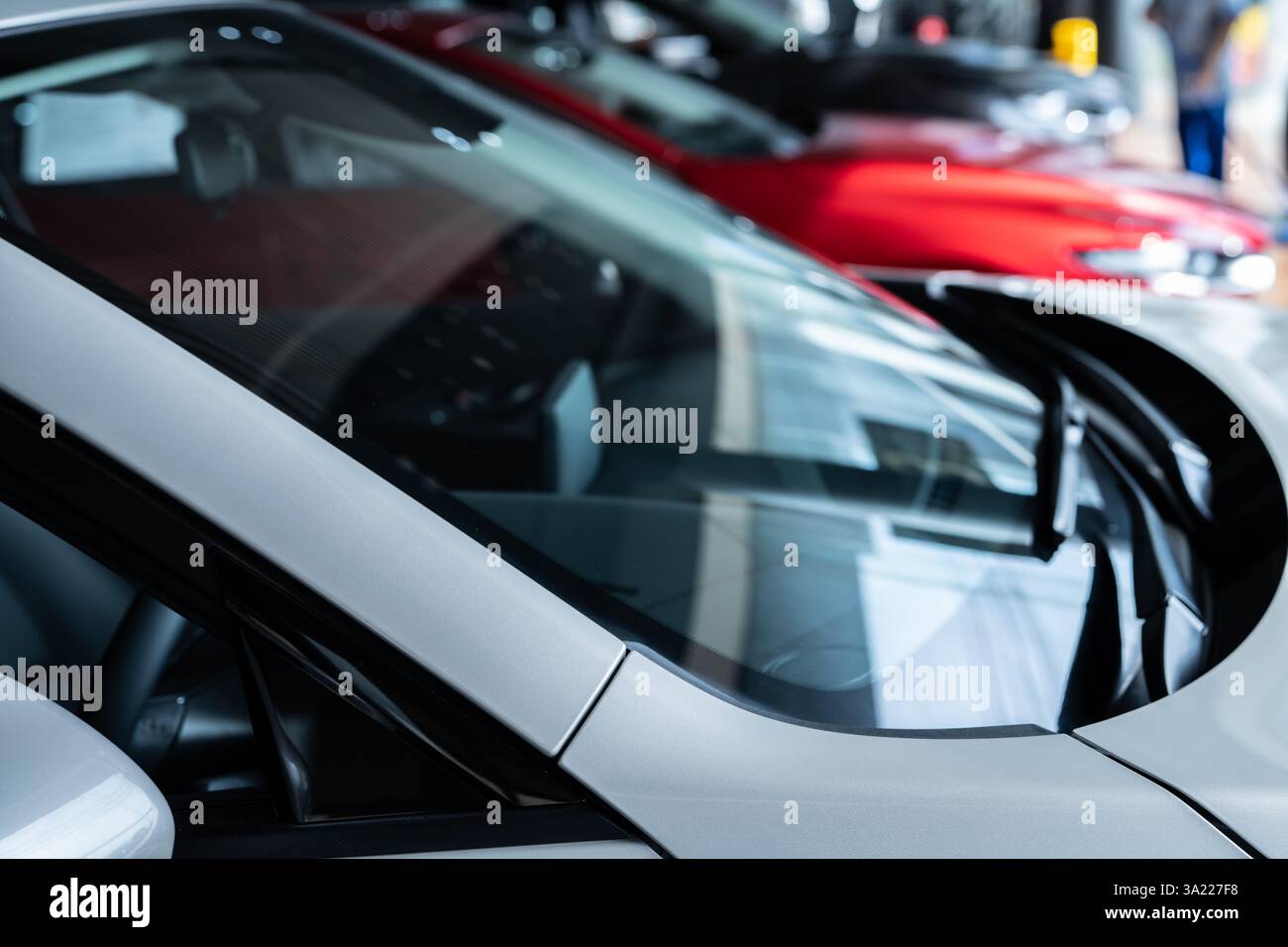 Luxusauto parkt im modernen Ausstellungsraum. Premium-Automobildesign, Händlergeschäft, Leasingmöglichkeiten und Innovationen für Elektrofahrzeuge zum Verkauf Stockfoto