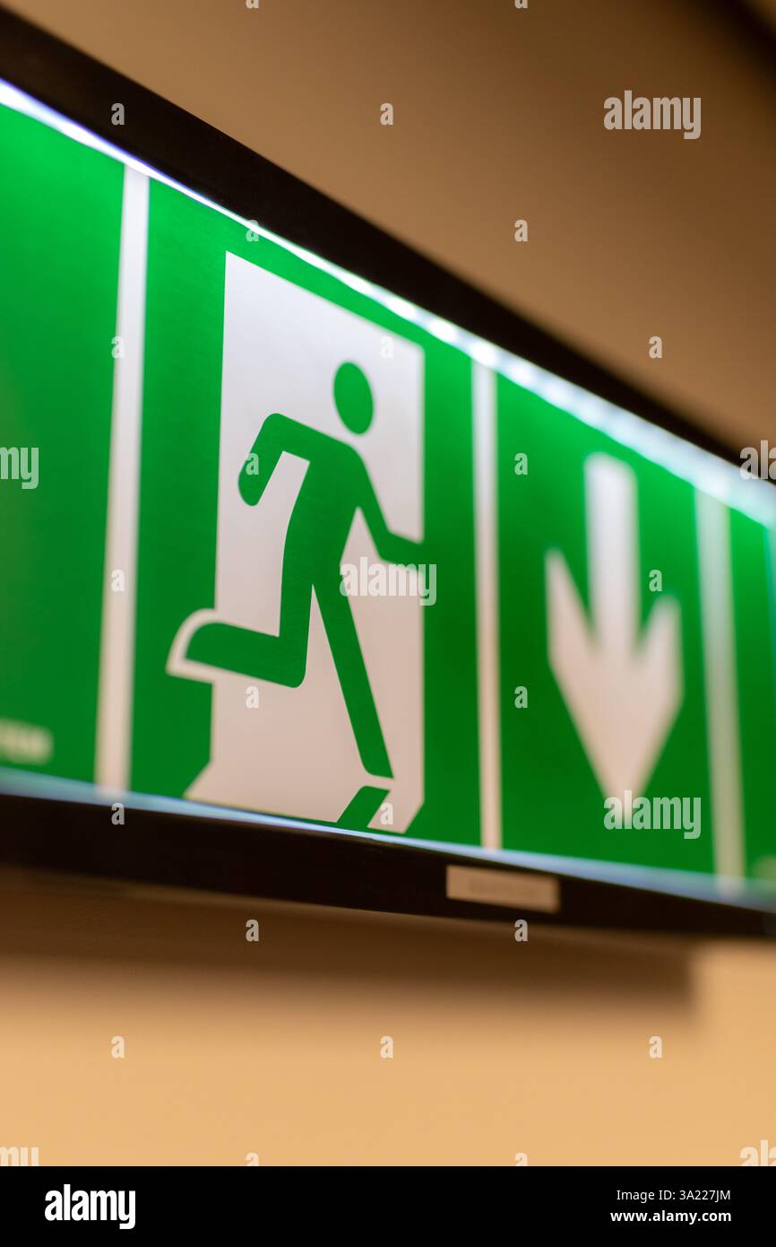 Grünes Ausstiegsschild. Evakuierungsschild. Notausstiegsschild. Stockfoto