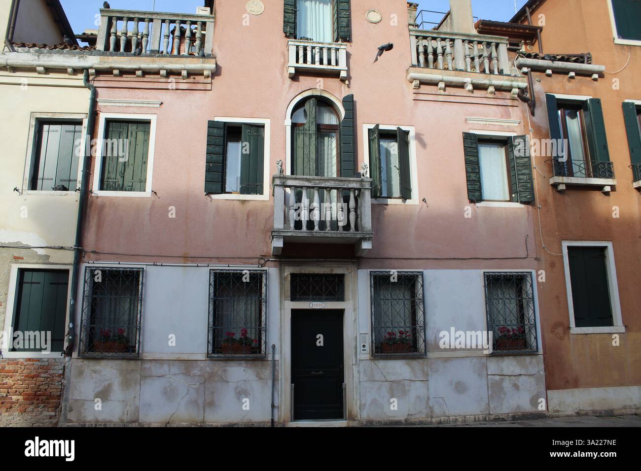 Malerische pastellfarbene Häuser, traditionelle italienische Architektur in Venedig, Italien Stockfoto
