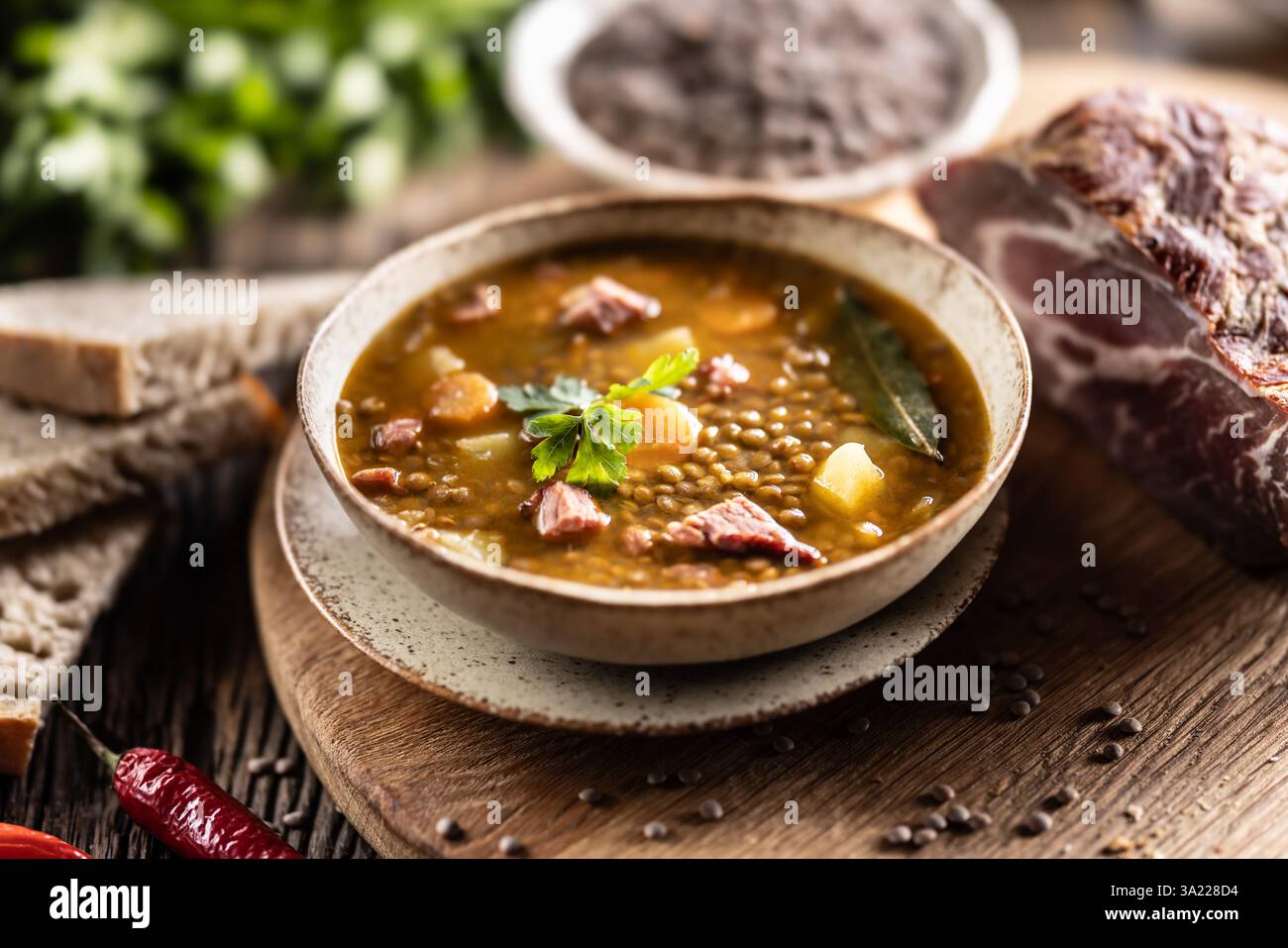 Linseneintopf oder Suppe mit geräuchertem Schweinefleisch, traditionellen slowakischen oder tschechischen Speisen. Stockfoto