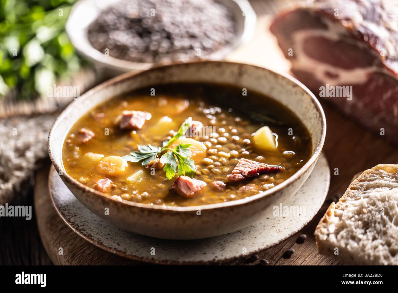 Linseneintopf oder Suppe mit geräuchertem Schweinefleisch, traditionellen slowakischen oder tschechischen Speisen. Stockfoto