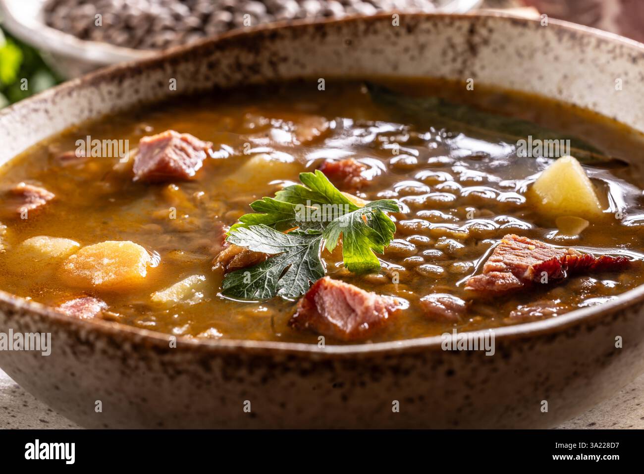 Linseneintopf oder Suppe mit geräuchertem Schweinefleisch, traditionellen slowakischen oder tschechischen Speisen. Stockfoto