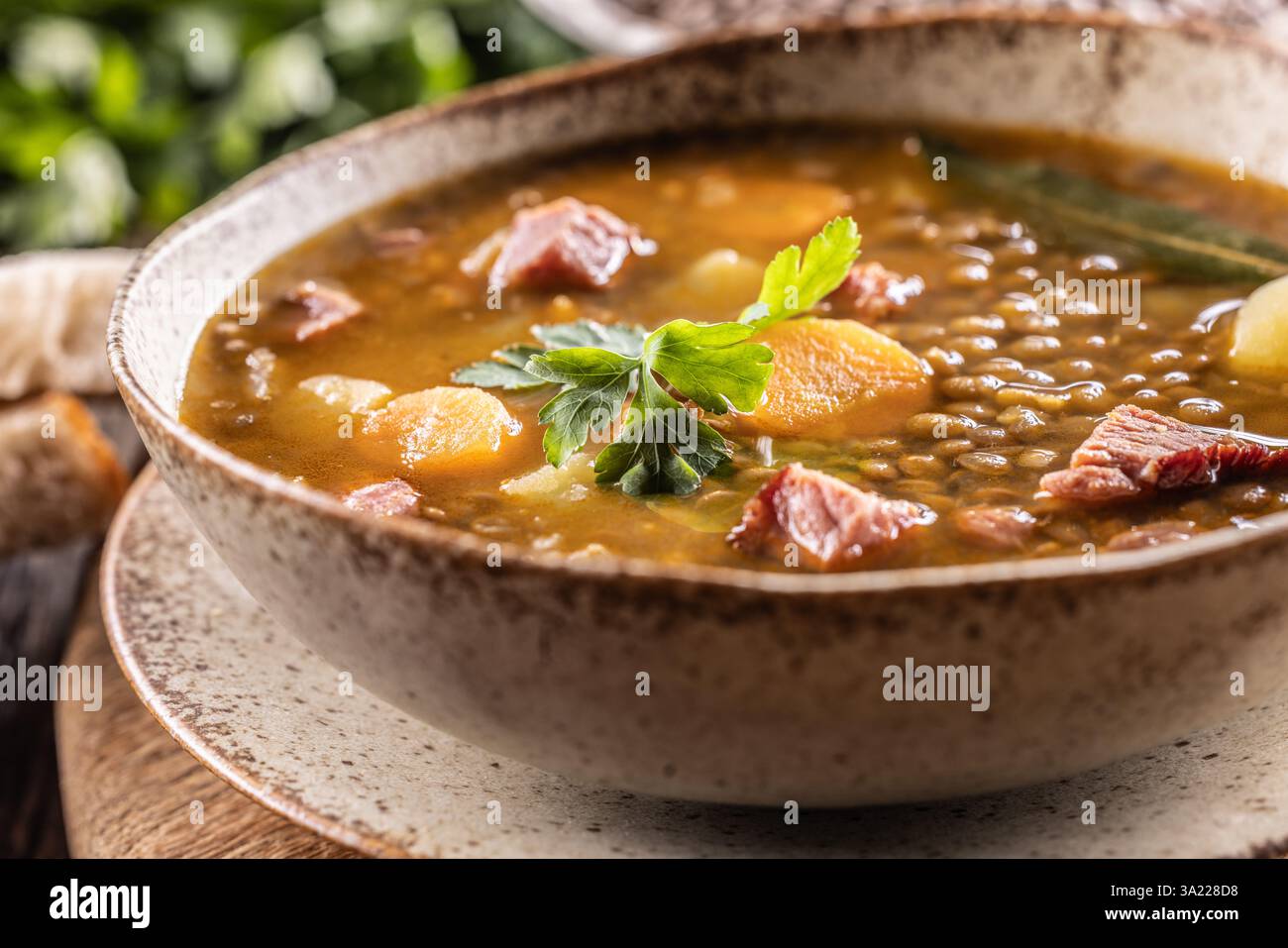 Linseneintopf oder Suppe mit geräuchertem Schweinefleisch, traditionellen slowakischen oder tschechischen Speisen. Stockfoto
