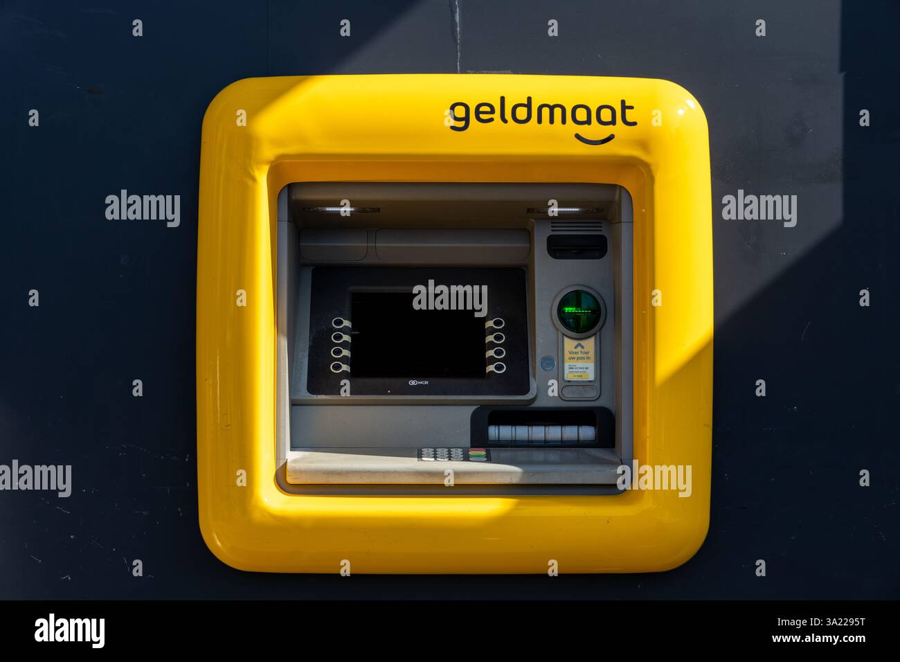 Geldmaat Gelbes Geldautomat-Logo: Geldautomat, Geldautomat und Geldautomat in der öffentlichen Straße. Stockfoto