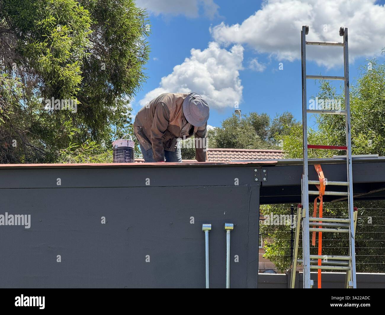 Fokussierte Dachinstandhaltungspersonal - Smartphone-aufgenommenes Stockfoto