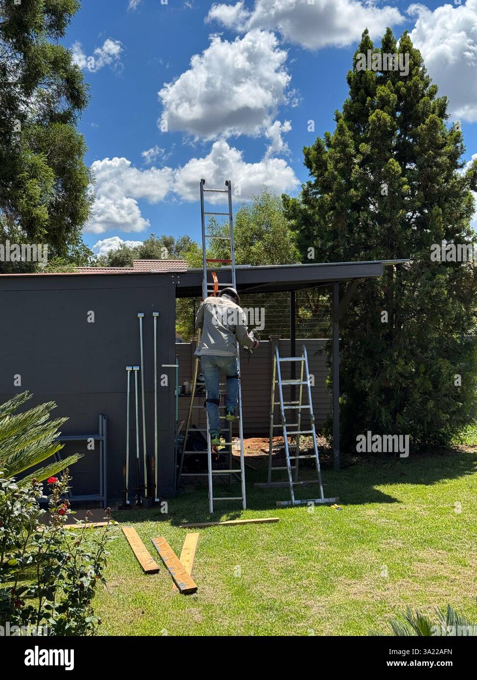 Fokussierte Dachinstandhaltungspersonal - Smartphone-aufgenommenes Stockfoto