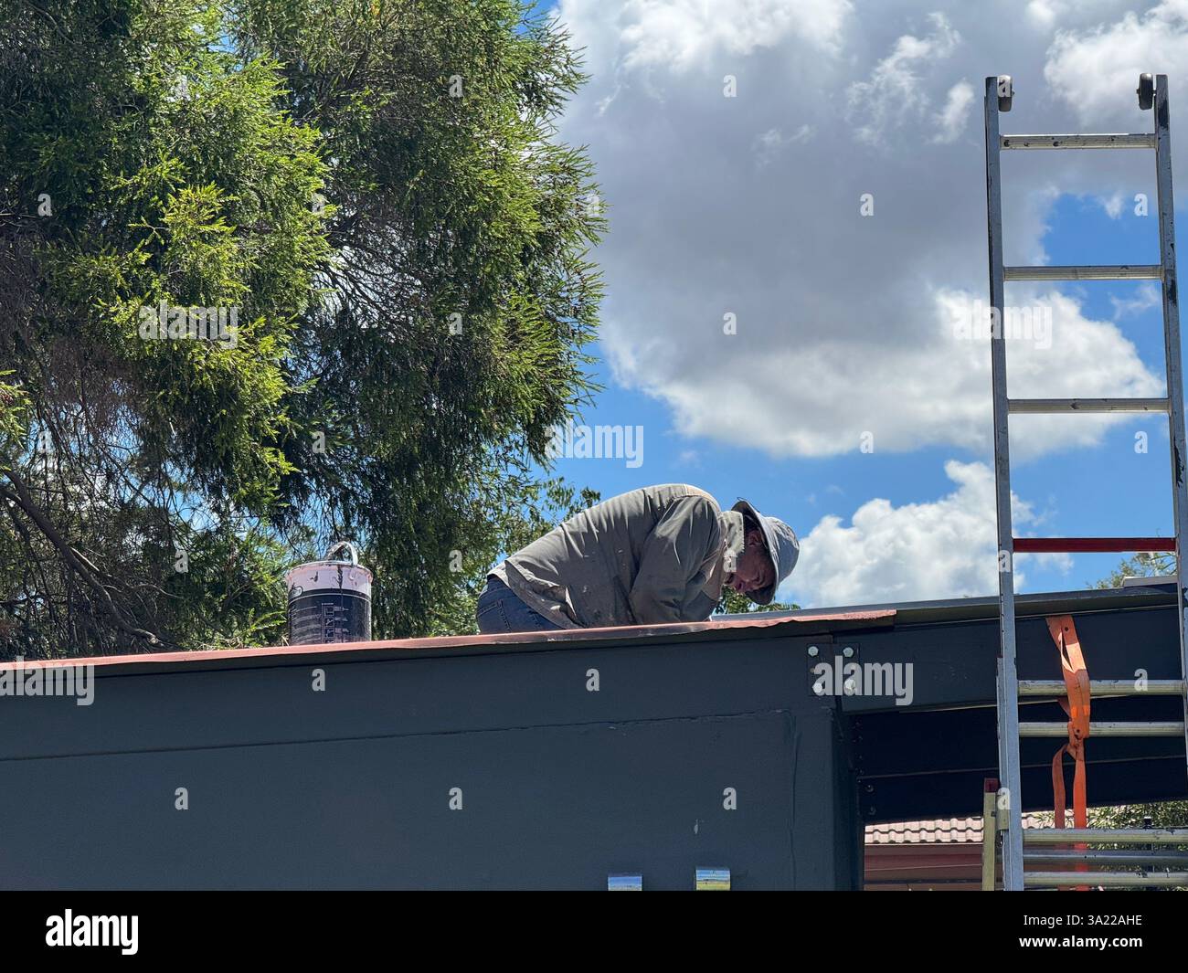 Fokussierte Dachinstandhaltungspersonal - Smartphone-aufgenommenes Stockfoto