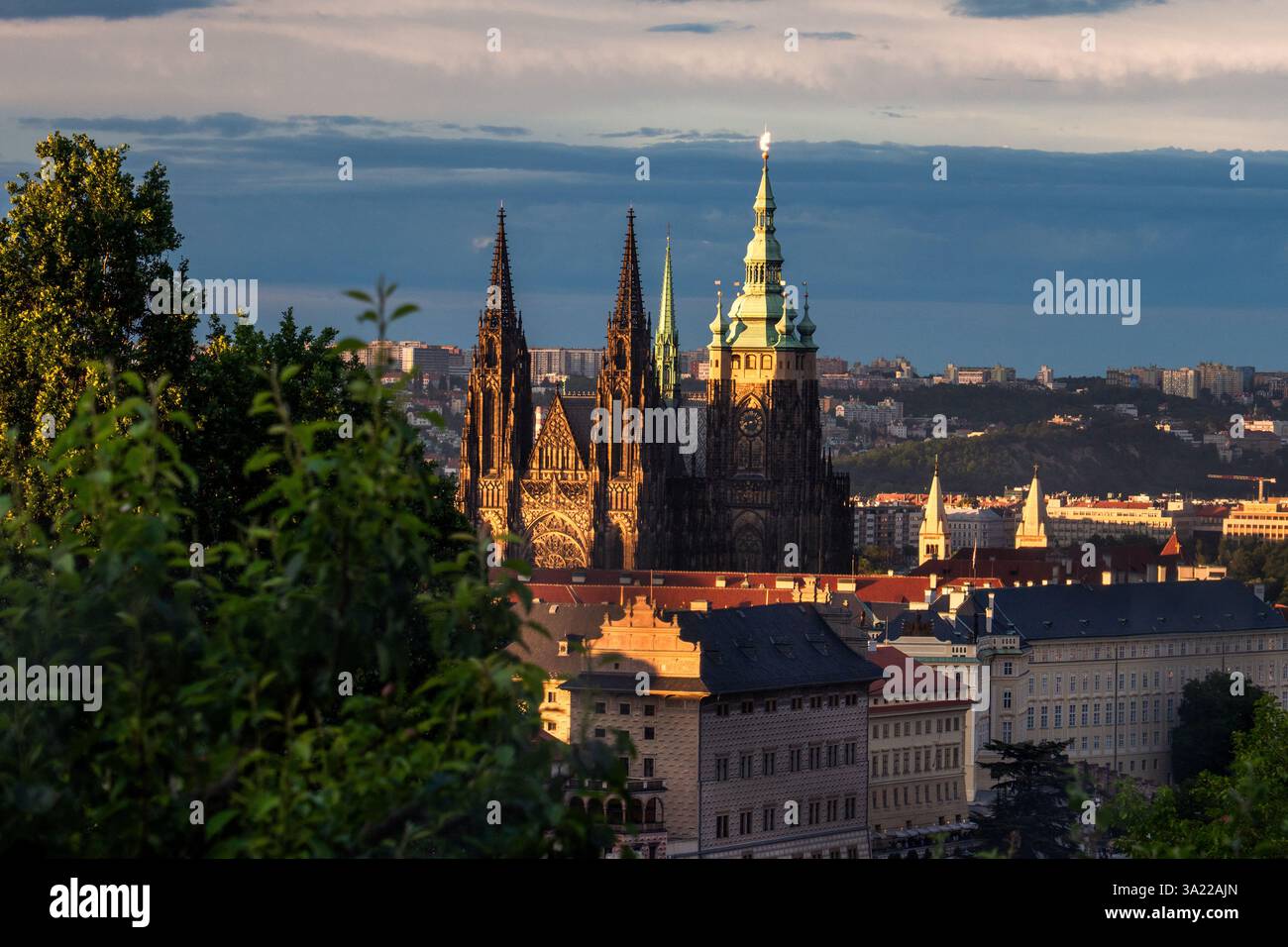 Dies ist ein Blick auf die Prager Burg, eine berühmte historische Stätte und beliebtes Reiseziel am 30. Mai 2024 in Prag, Tschechien Stockfoto
